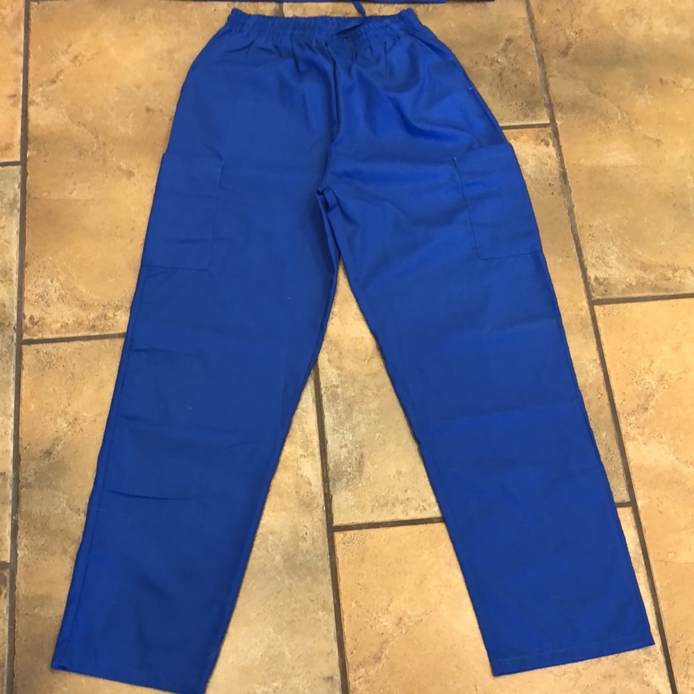 Scrub set, pants are cargo with elastic waist , brand new - Picture 3 of 5